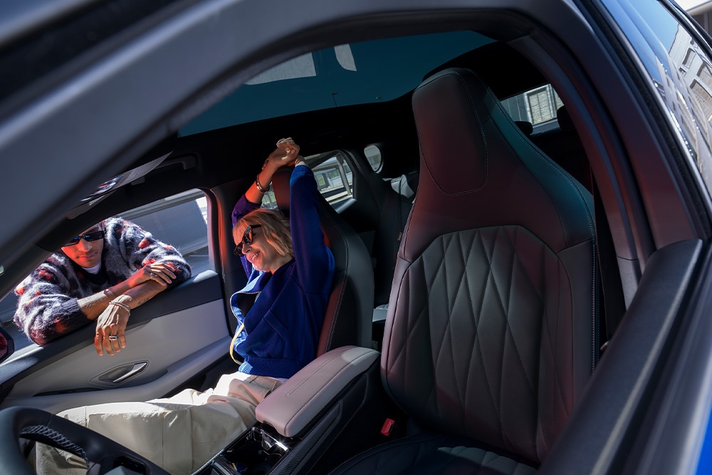 Innenraum des vollelektrischen Ford Capri® mit 12-fach verstellbaren Sportsitzen mit integrierten Kopfstützen.