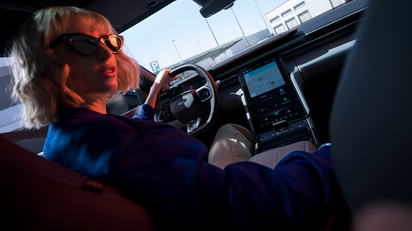 Der vollelektrische Ford Capri®: Zu sehen sind das Lenkrad, das Armaturenbrett und der große Ford SYNC® Move-Touchscreen