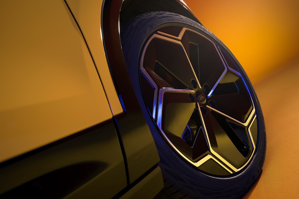 Nahaufnahme der Leichtmetallräder vom neuen vollelektrischen Ford Capri®.