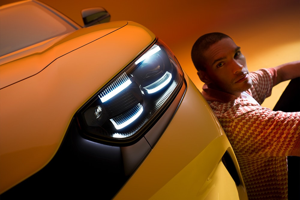 Die Nahaufnahme des neuen vollelektrischen Ford Capri® zeigen die Matrix LED-Scheinwerfer.