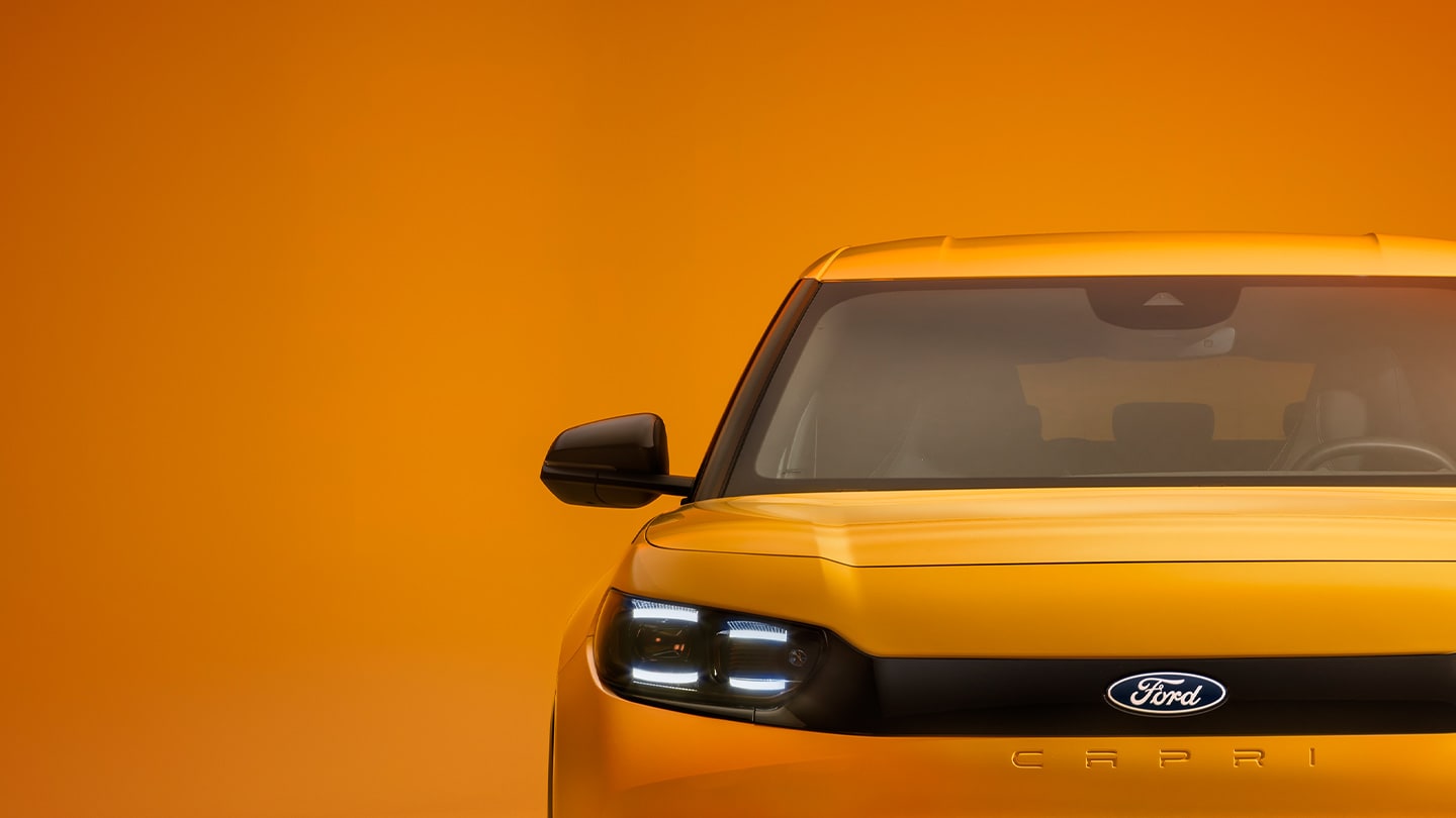 Vorderansicht des vollelektrischen Ford Capri® in der Farbe gelb.