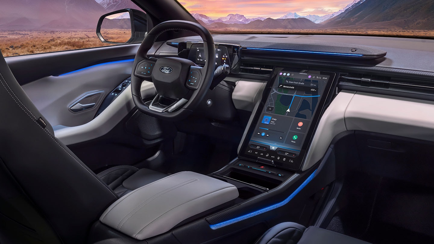 Das Interieur des vollelektrischen Ford Explorer mit blauer Ambientebeleuchtung.