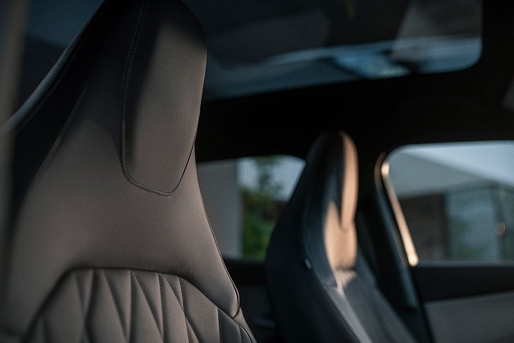 Eine Nahaufnahme der luxuriösen schwarzen Sensico-Sitze im elektrischen Ford Explorer.