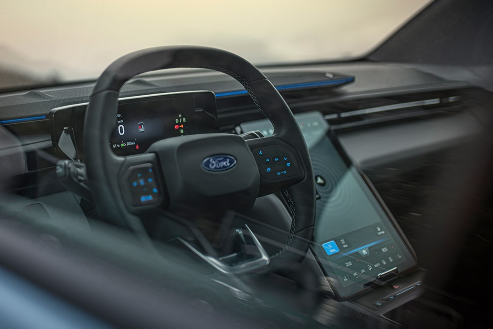 Eine Nahaufnahme des beheizbaren Lenkrads des elektrischen Ford Explorer.