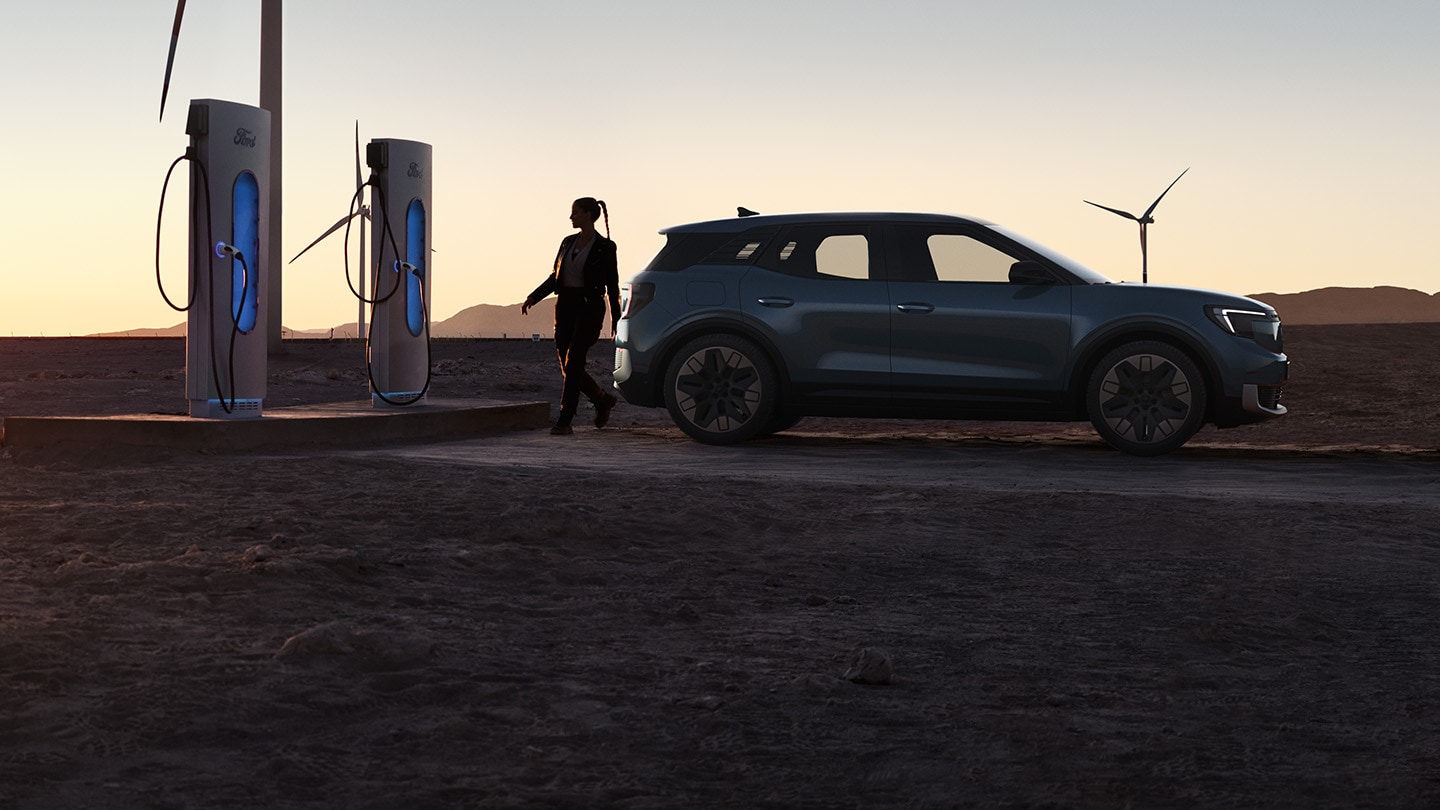 Eine Person, die den Ford Explorer® an einer öffentlichen Ladestation auflädt.