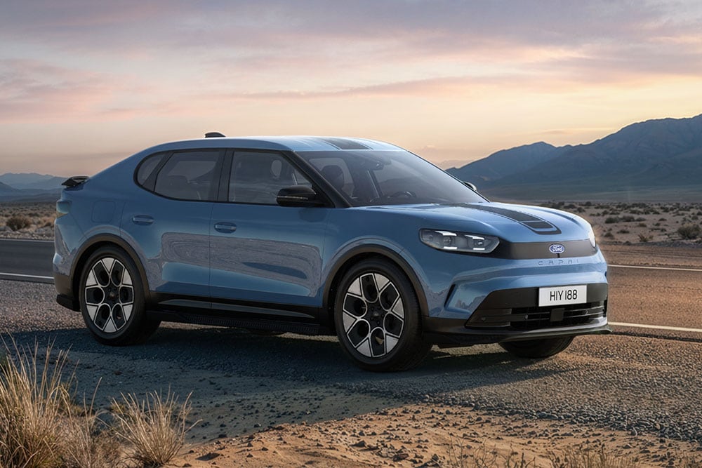 Der blaue Ford Capri®  fährt auf einer staubigen Bergstraße.