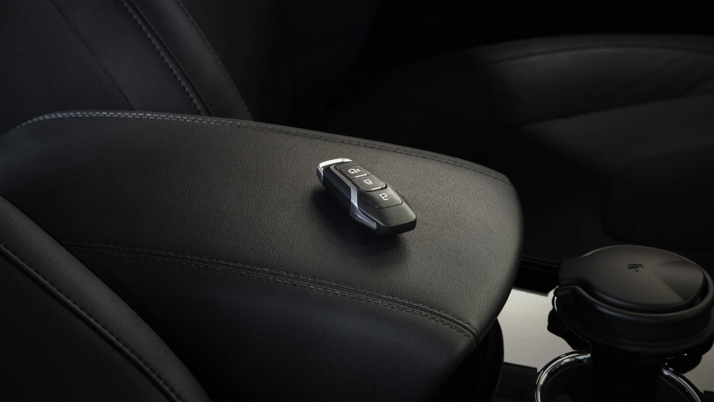Ford S-MAX Hybrid Detailansicht individueller Schlüssel liegend auf Armlehne
