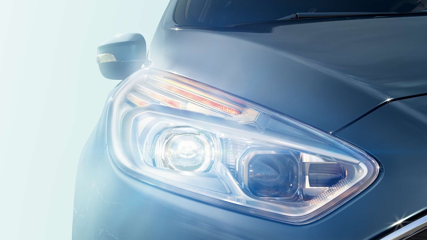 Ford Galaxy Hybrid in Blau. Detailansicht eingeschaltete LED-Frontscheinwerfer