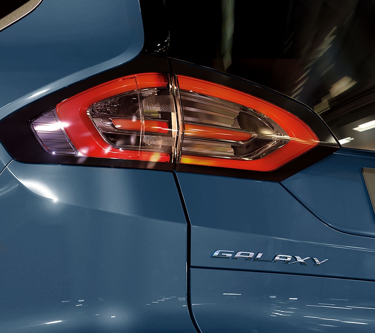 Ford Galaxy Hybrid in Blau. Detailansicht Heckleuchte und Galaxy-Schriftzug auf Heckklappe