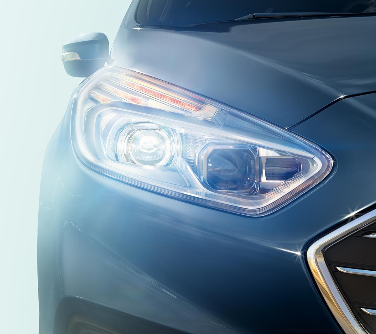 Ford Galaxy Hybrid in Blau. Detailansicht eingeschaltete LED-Frontscheinwerfer
