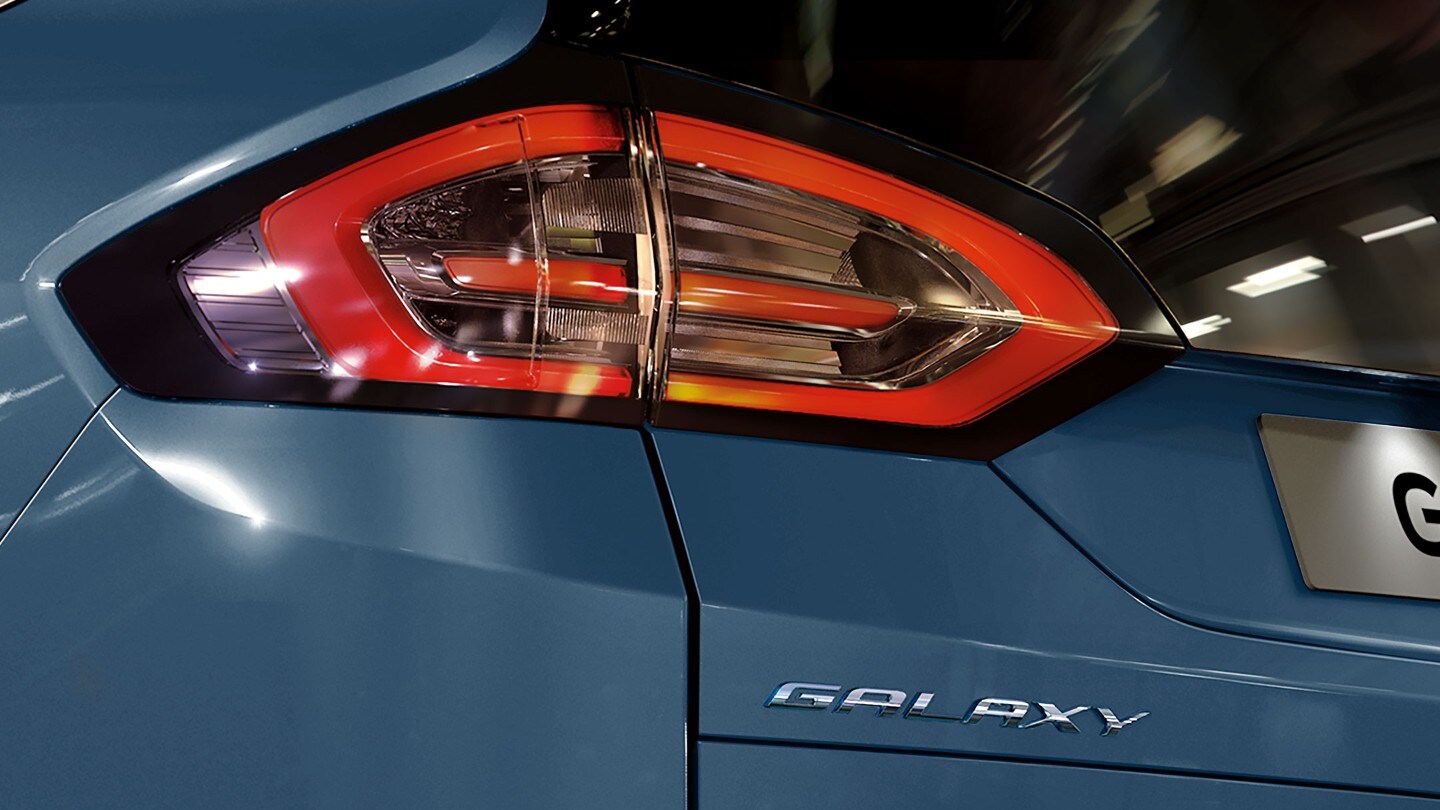 Ford Galaxy Hybrid in Blau. Detailansicht Heckleuchte und Galaxy-Schriftzug auf Heckklappe