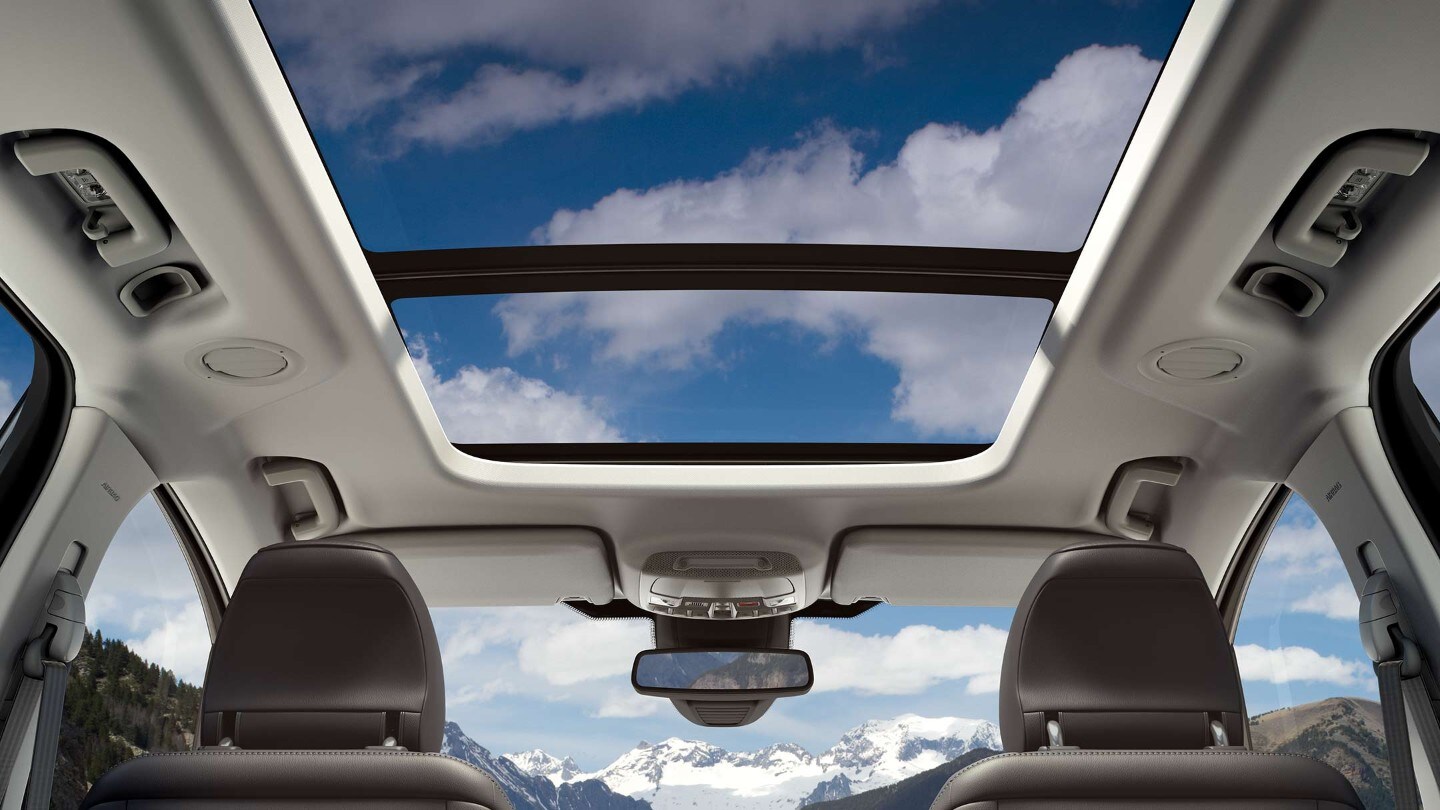 Ford Galaxy Hybrid. Innenansicht Panoramadach mit Blick nach draußen auf und Wolken