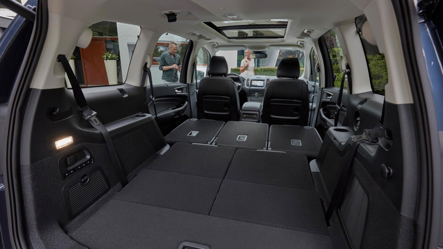 Ford Galaxy Hybrid. Innenansicht Gepäckraum mit umgeklappter Rückbank und schwarzen Vordersitzen