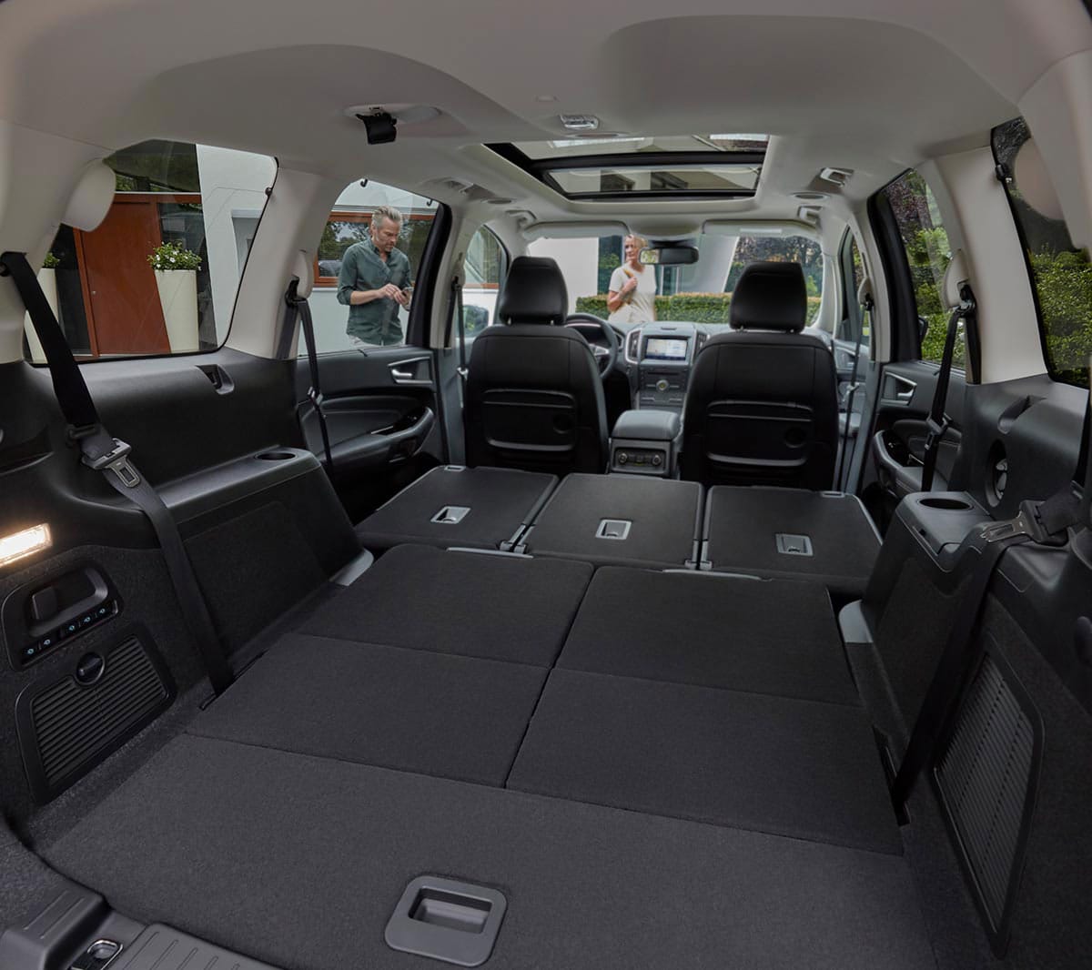 Ford Galaxy Hybrid. Innenansicht Gepäckraum durch geöffnete Heckklappe mit umgeklappter Rückbank