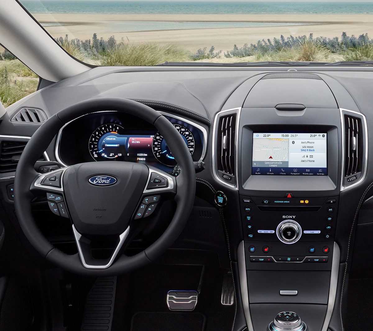 Ford Galaxy Hybrid Detailansicht Lenkrad und Mittelkonsole mit Touchscreen
