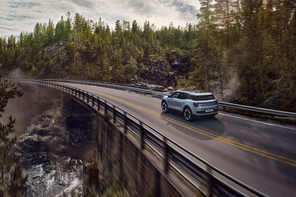 Ein blauer Ford Explorer Familien-SUV fährt durch eine Berglandschaft.