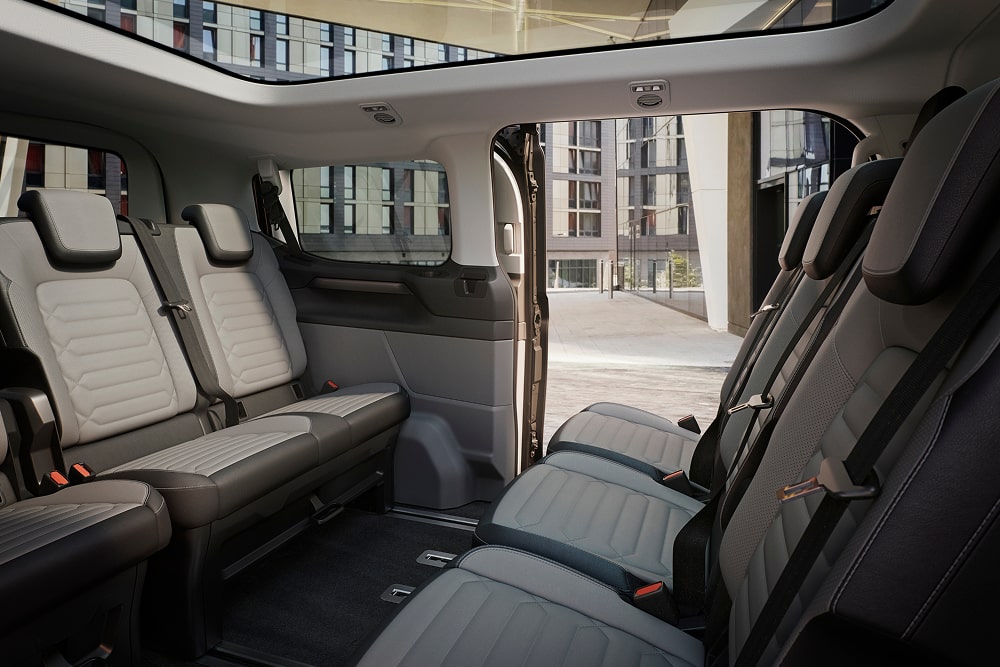 Flexible Dreireihensitzbank im Ford Tourneo Custom Kleinbus.