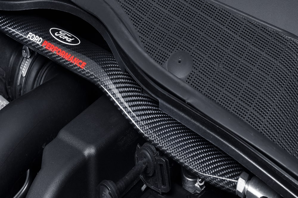 Nahaufnahme eines Details einer Ford Performance-Motorkomponente im Motorraum.