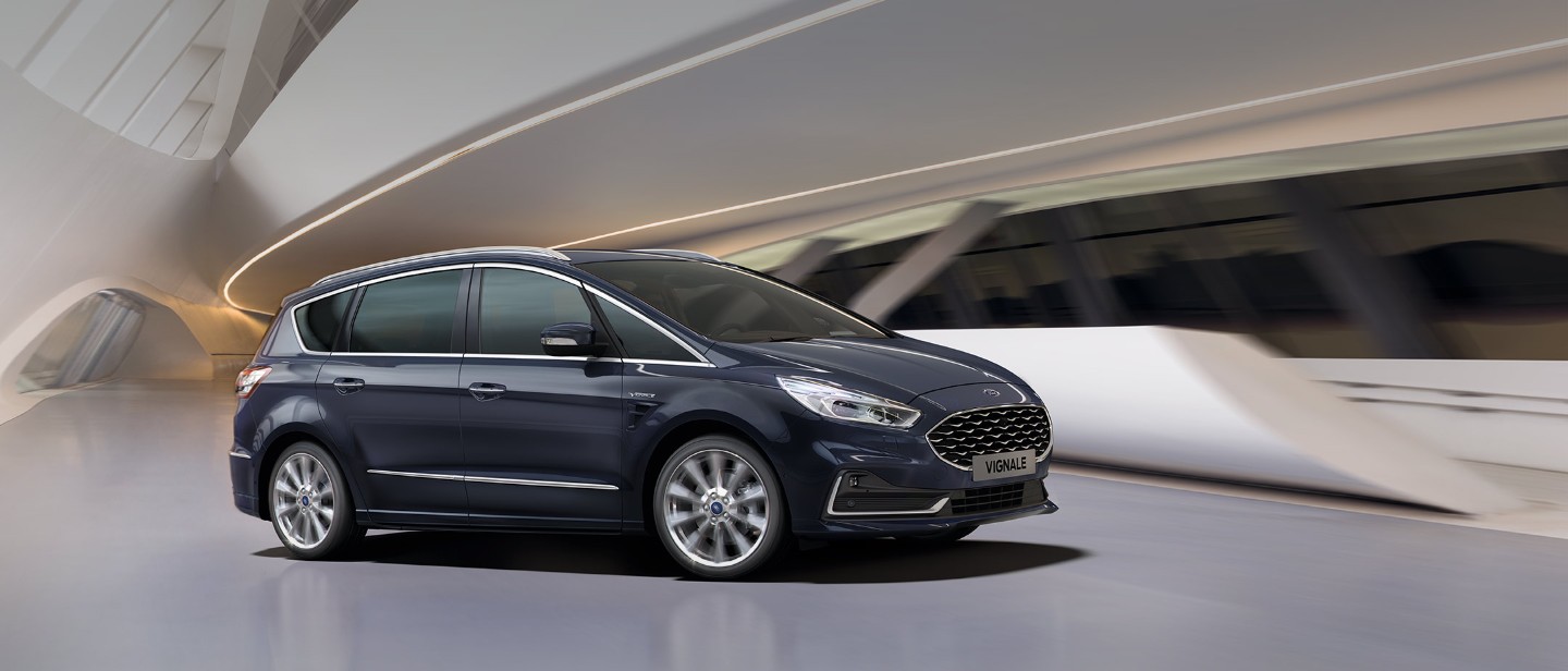Blue Ford S-MAX Vignale standing still, front right view of the car