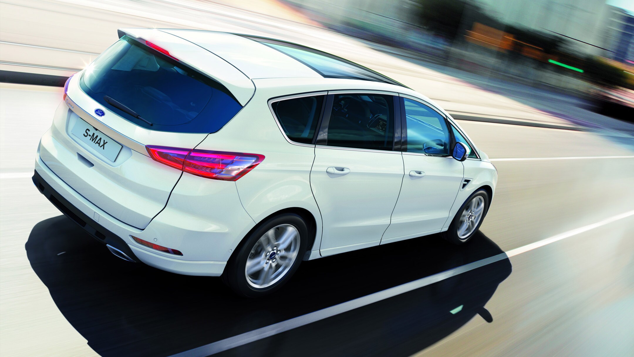Ford S-MAX Hybrid Weiß in Fahrsituation