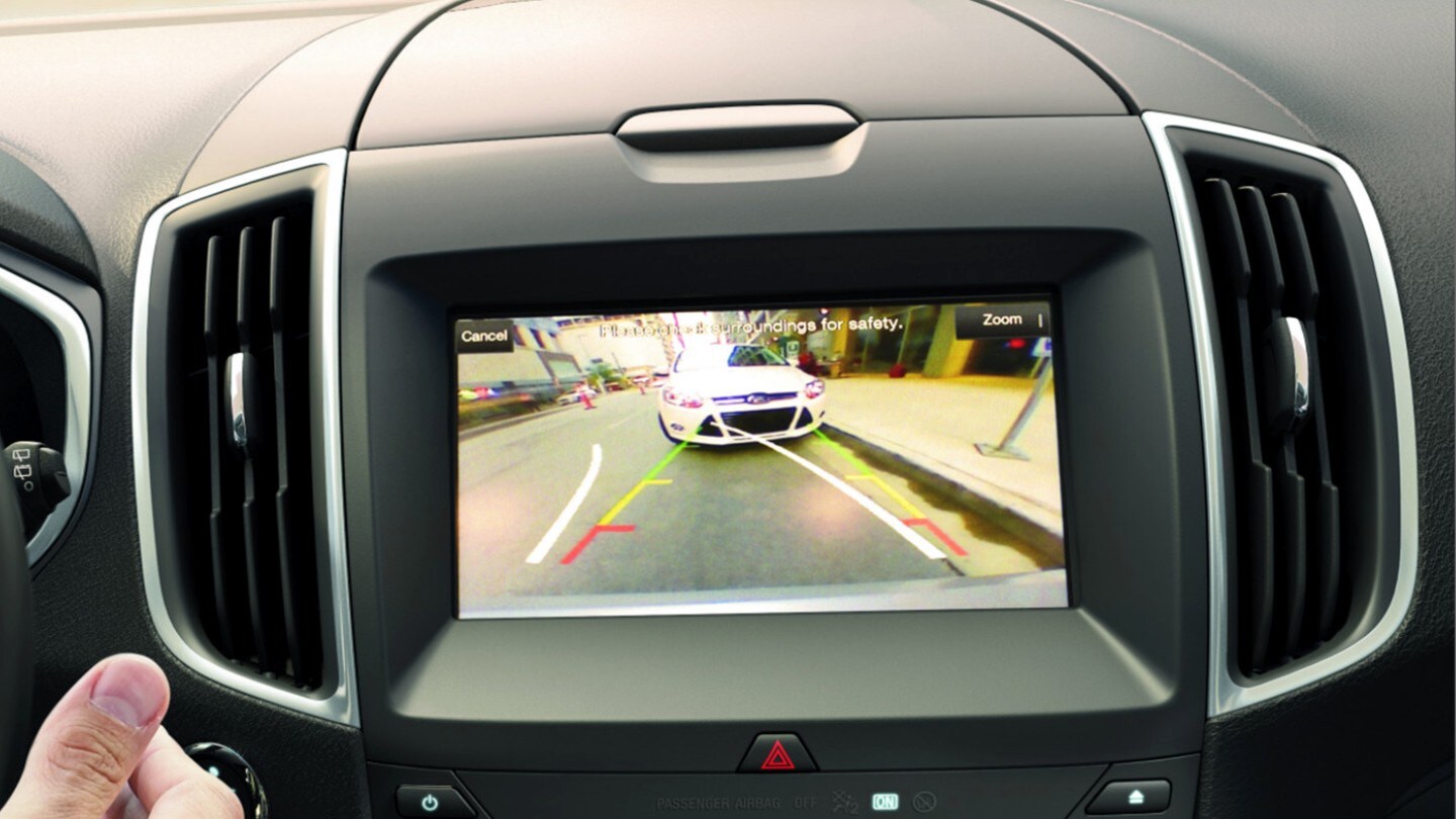 Ford S-MAX Hybrid Innenansicht Anzeige der Frontkamera mit “Split View”-Technologie” im Touchscreen