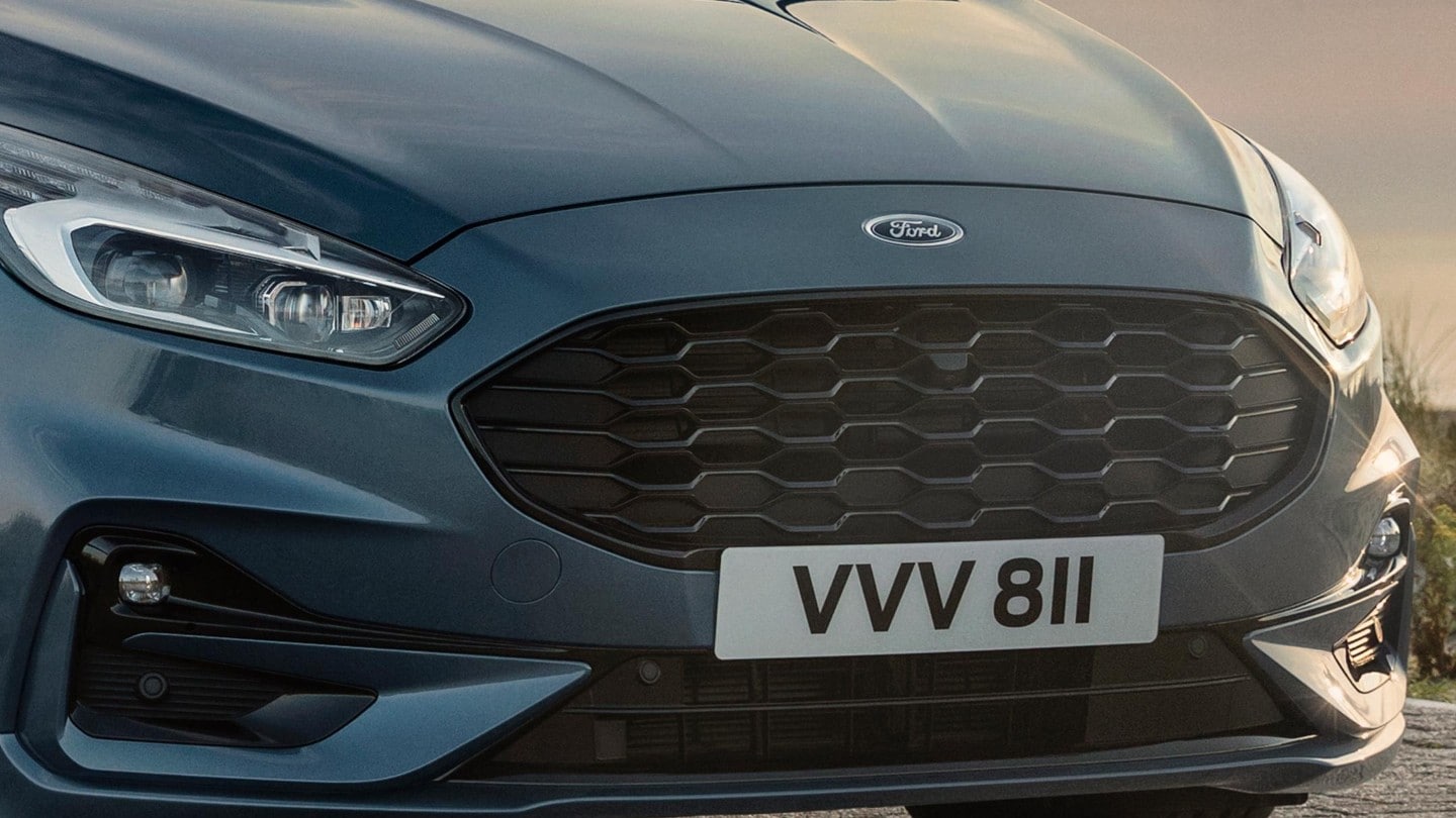 Ford S-MAX Hybrid in Blau. Detailansicht Kühlergrill und LED-Scheinwerfer
