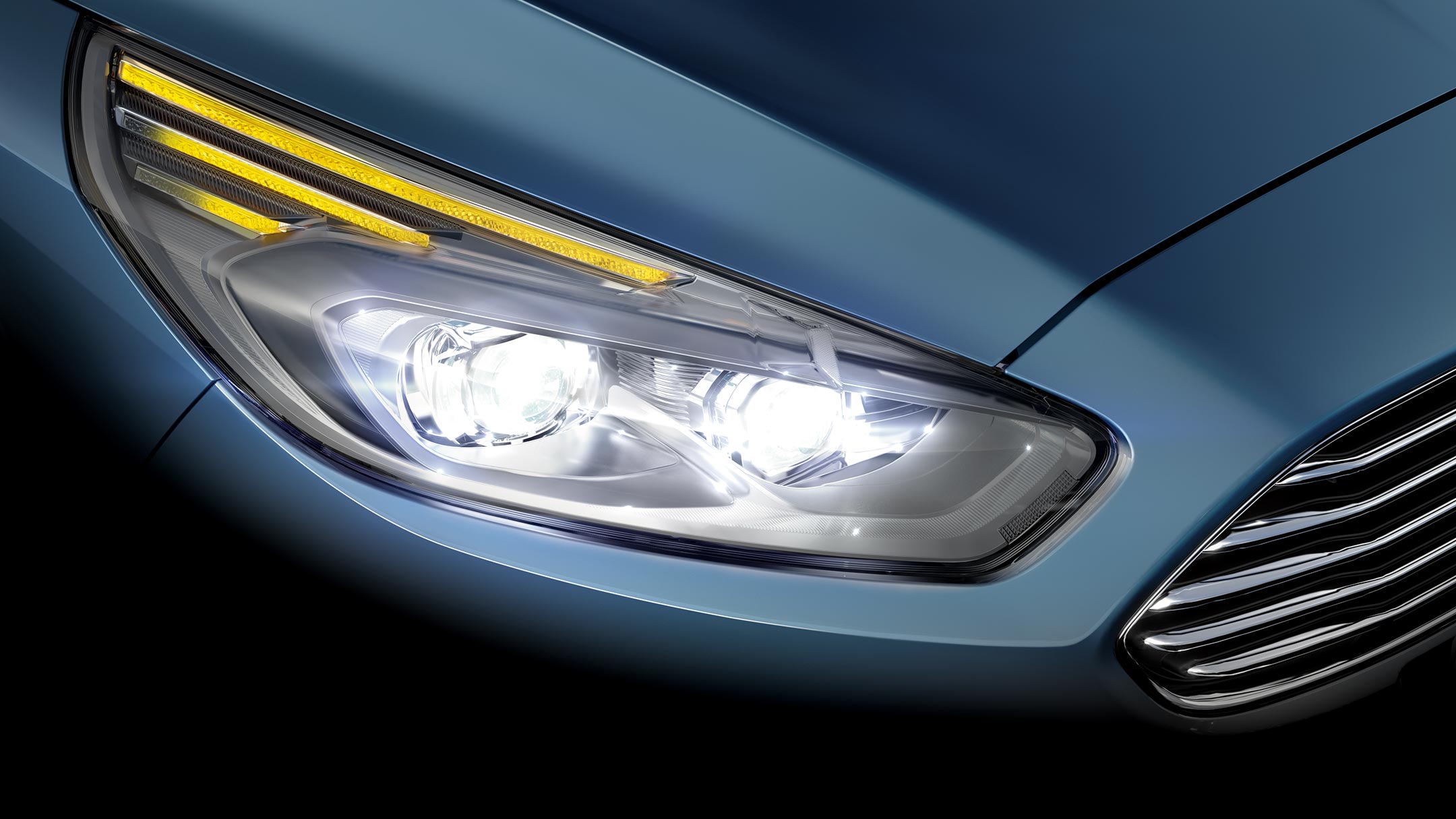 Ford S-MAX Hybrid in Blau. Detailansicht Frontscheinwerfer