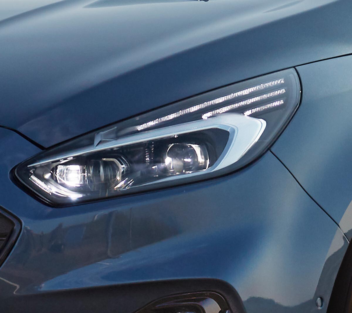 Ford S-MAX ST-Line Hybrid Weiß Scheinwerfer Nahaufnahme