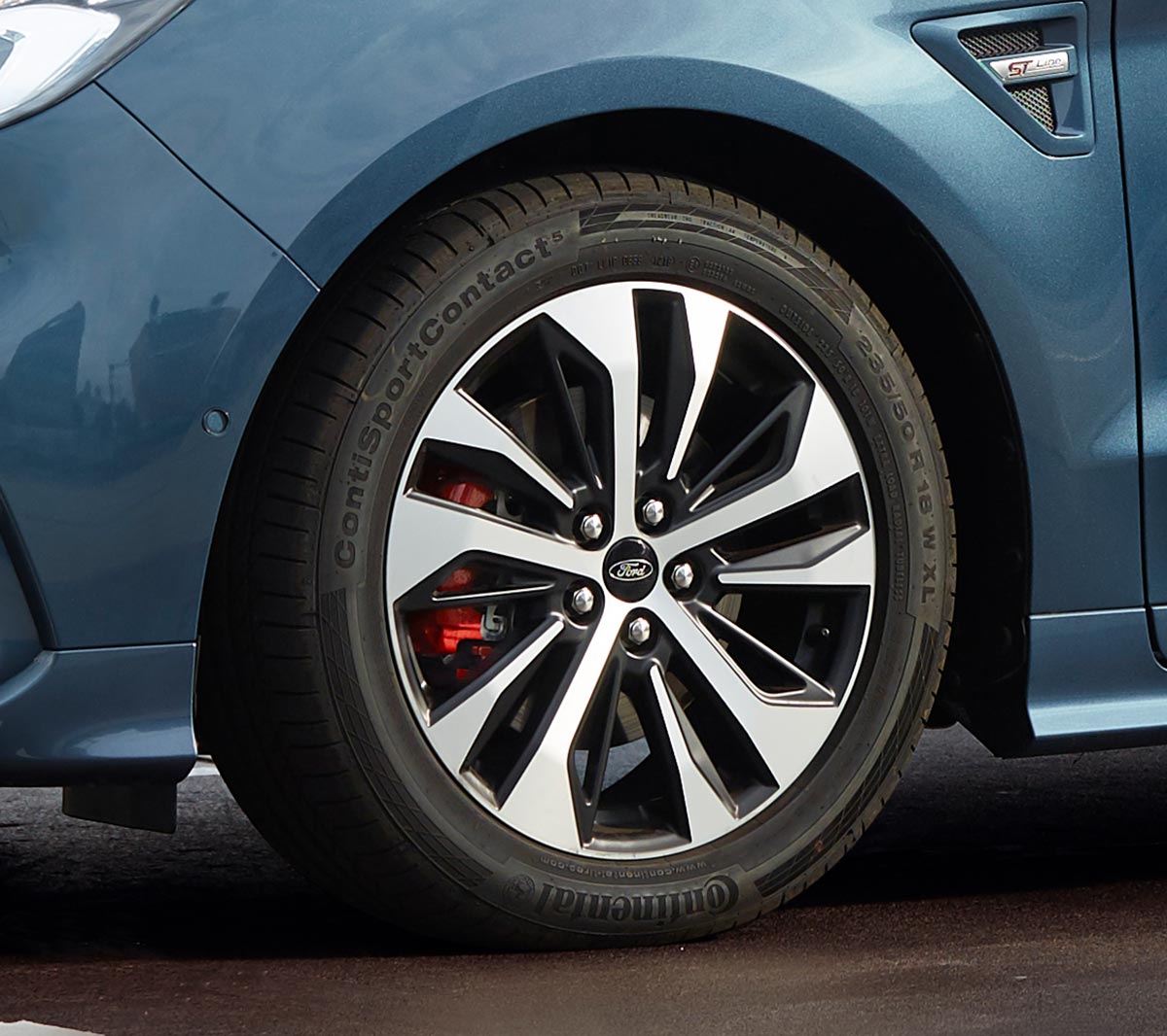 Ford S-MAX Hybrid in Blau. Detailansicht Leichtmetallrad