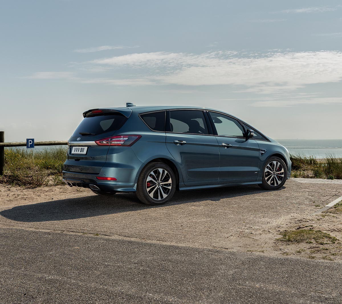 Ford S-MAX ST-Line Hybrid Blau Seitenansicht parkend 