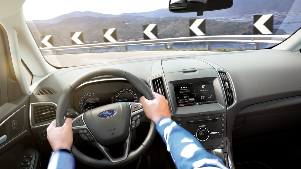Ford S-MAX Innenraum Fahrersicht mit Hände am Lenkrad