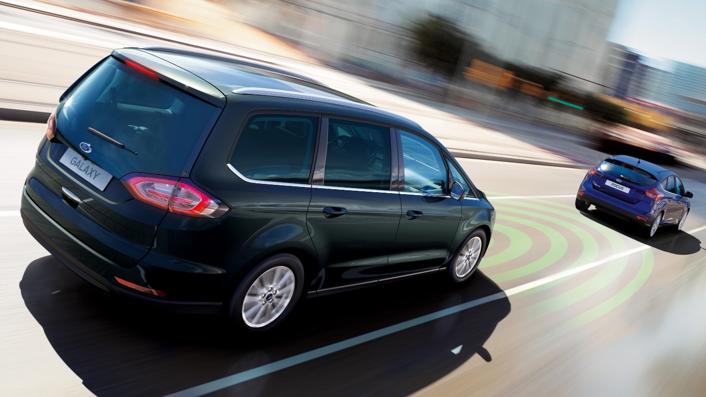 Ford S-MAX Schwarz in Fahrsituation mit Darstellung Pre-Collision-Assistenzsystem