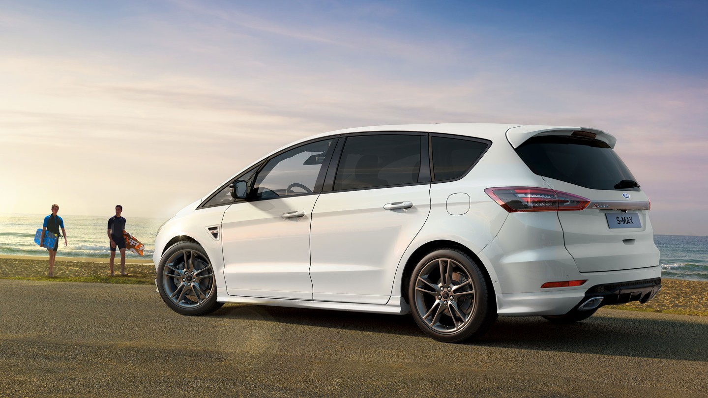 Ford S-MAX Hybrid Weiß Seitenansicht parkend am Strand
