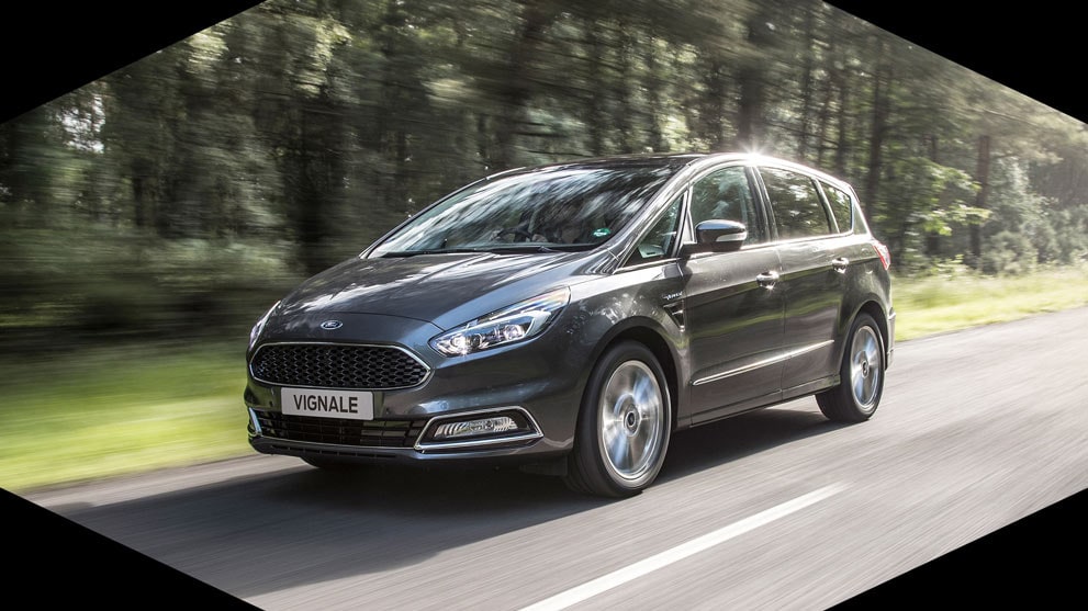 Ford S-MAX Vignale Hybrid Schwarz in Fahrsituation