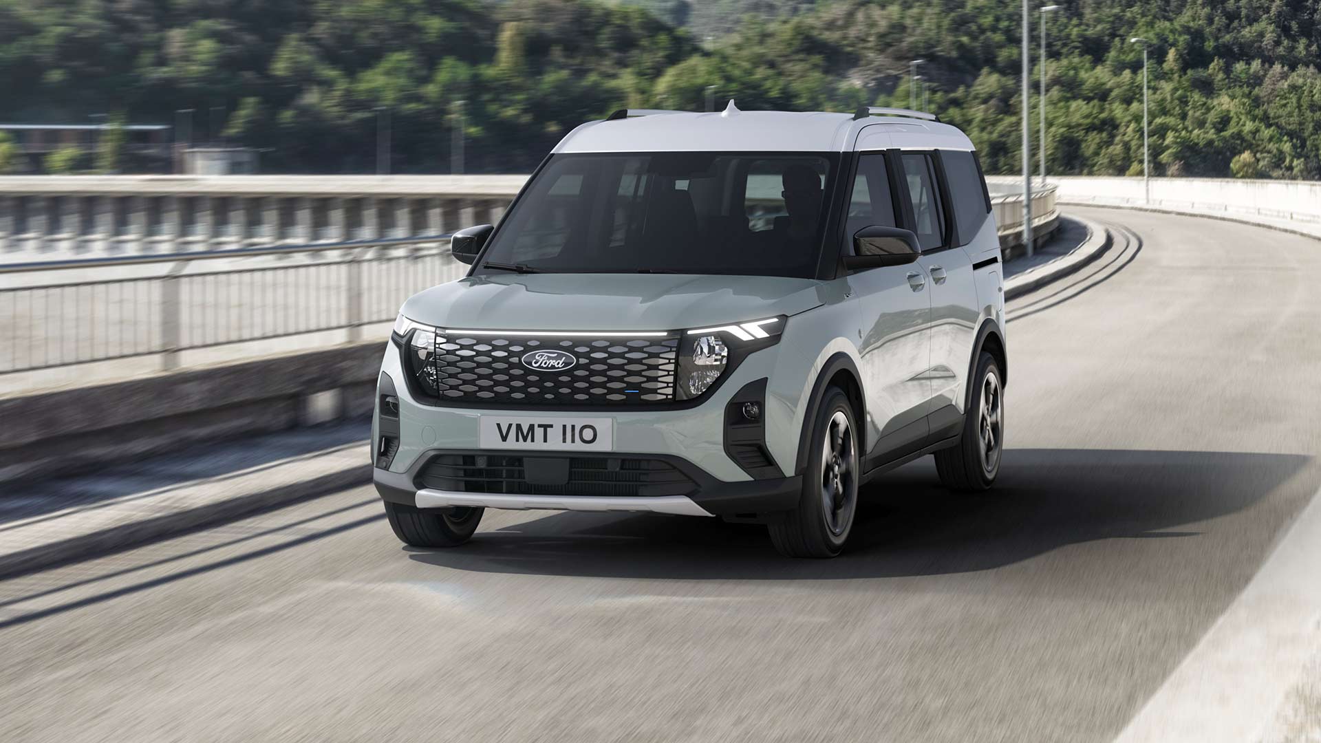 Ford E-Tourneo Courier Active in Grau auf der Straße