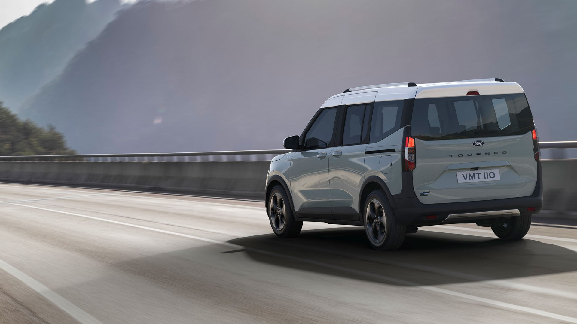 Ford E-Tourneo Courier Active auf Landstraße