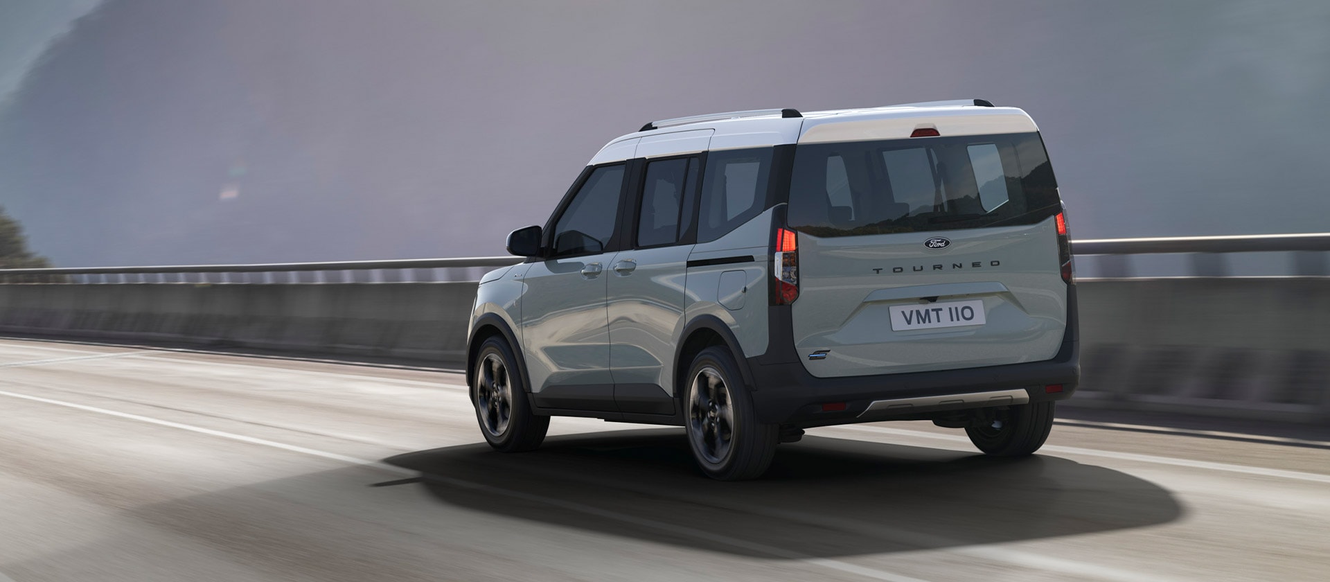 Ford E-Tourneo Courier Active auf Landstraße
