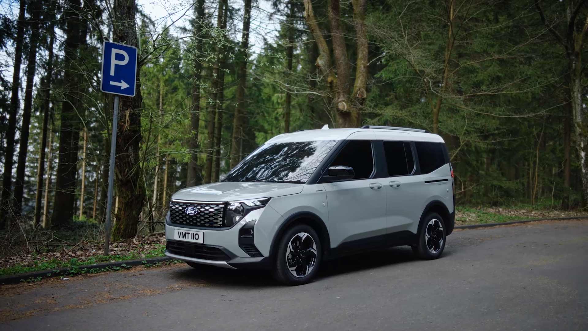 Ford E-Tourneo Courier Active im Wald
