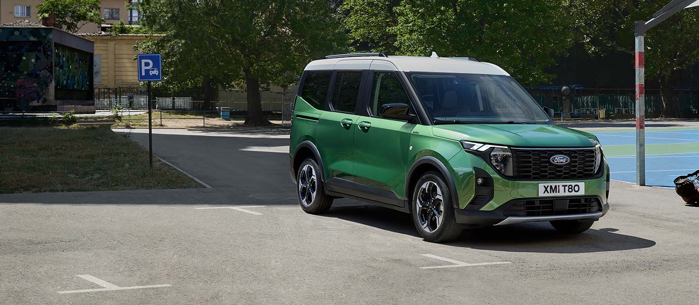 Ford Tourneo Courier auf Parkplatz im Grünen