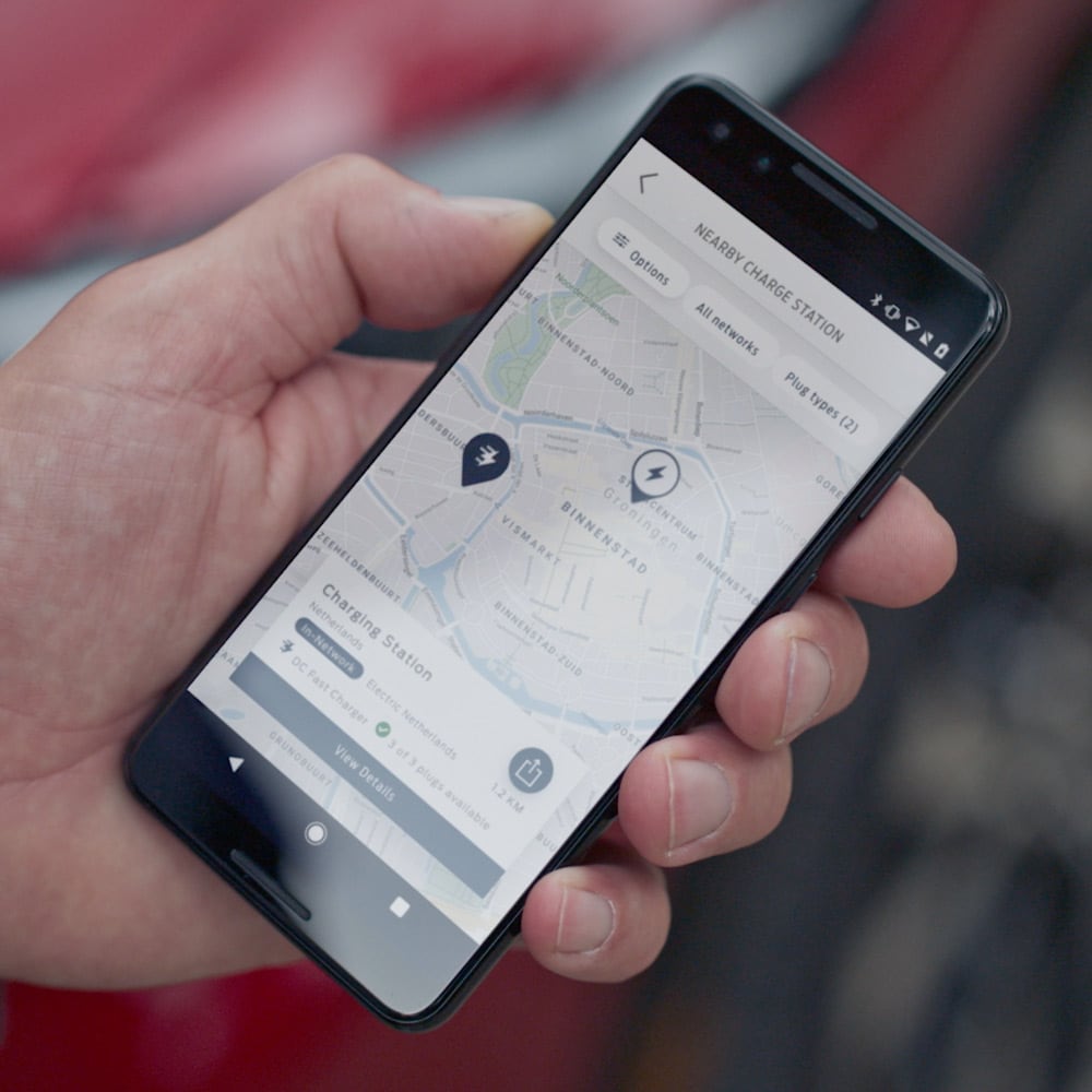 Eine Person nutzt die FordPass-App auf einem Smartphone