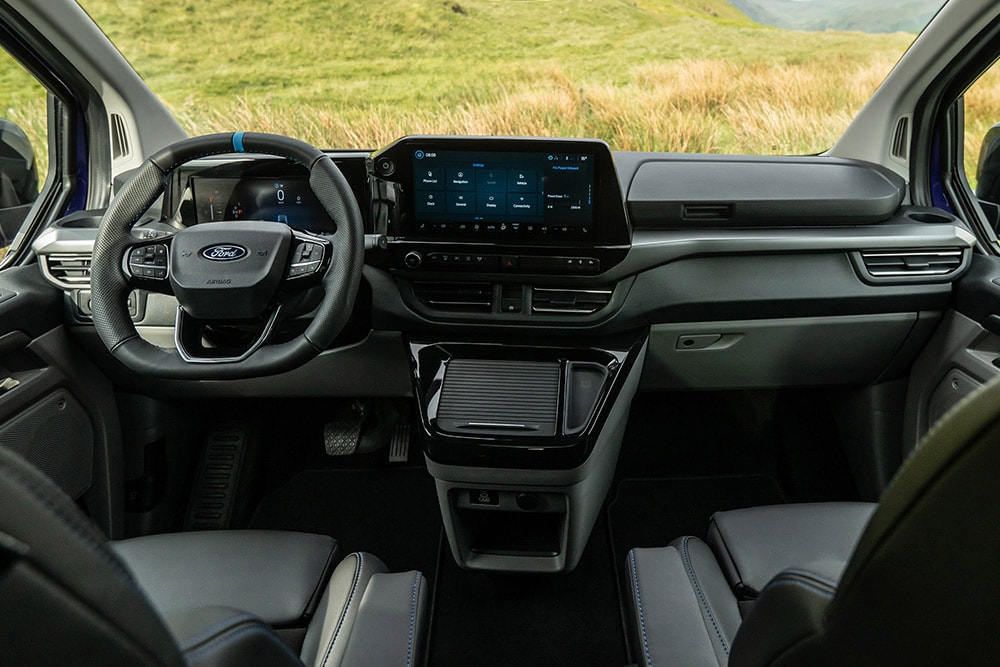 Das Armaturenbrett, die Mittelkonsole und das Lenkrad des Ford Tourneo Custom MS-RT.
