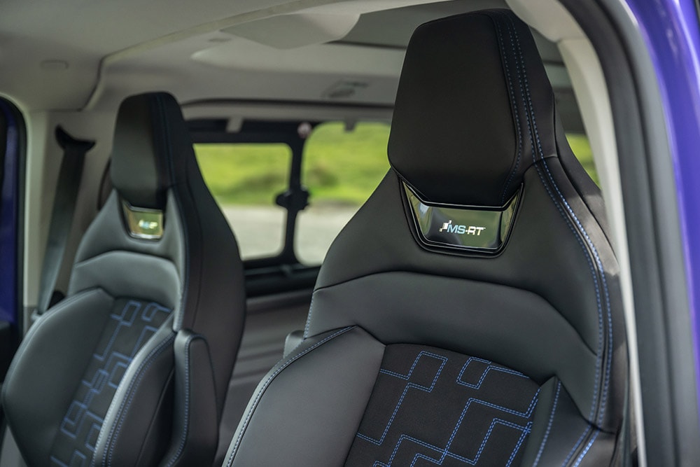 Vordersitze aus schwarzem Leder und Wildleder mit blauen Kontrastnähten und MS-RT-Logo im Ford Tourneo Custom MS-RT.