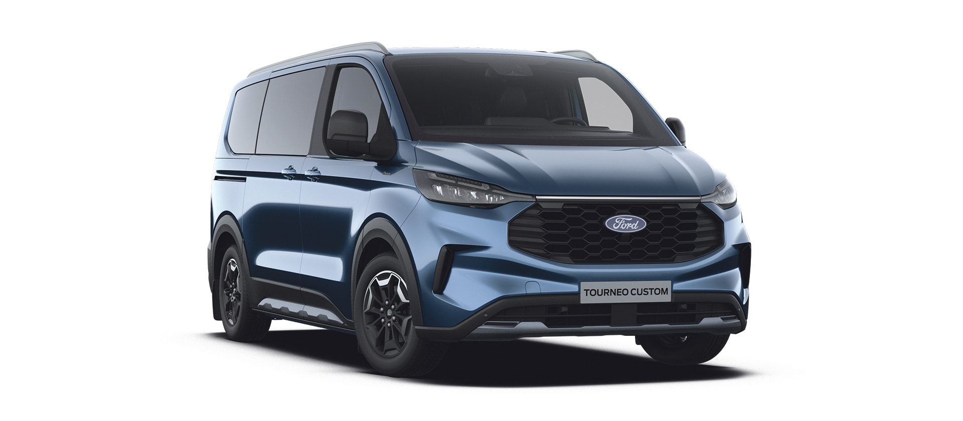 Blauer Ford E-Tourneo Custom Active Personen-Transporter, schraege Vorderansicht links.
