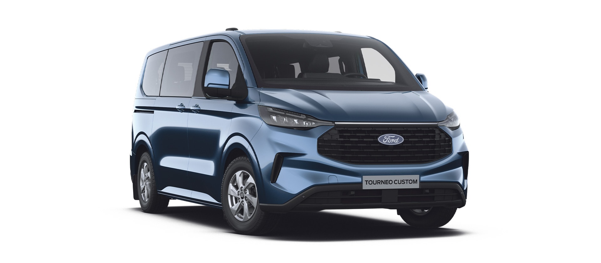 Blauer Ford E-Tourneo Custom Trend Personen-Transporter, schraege Vorderansicht links.