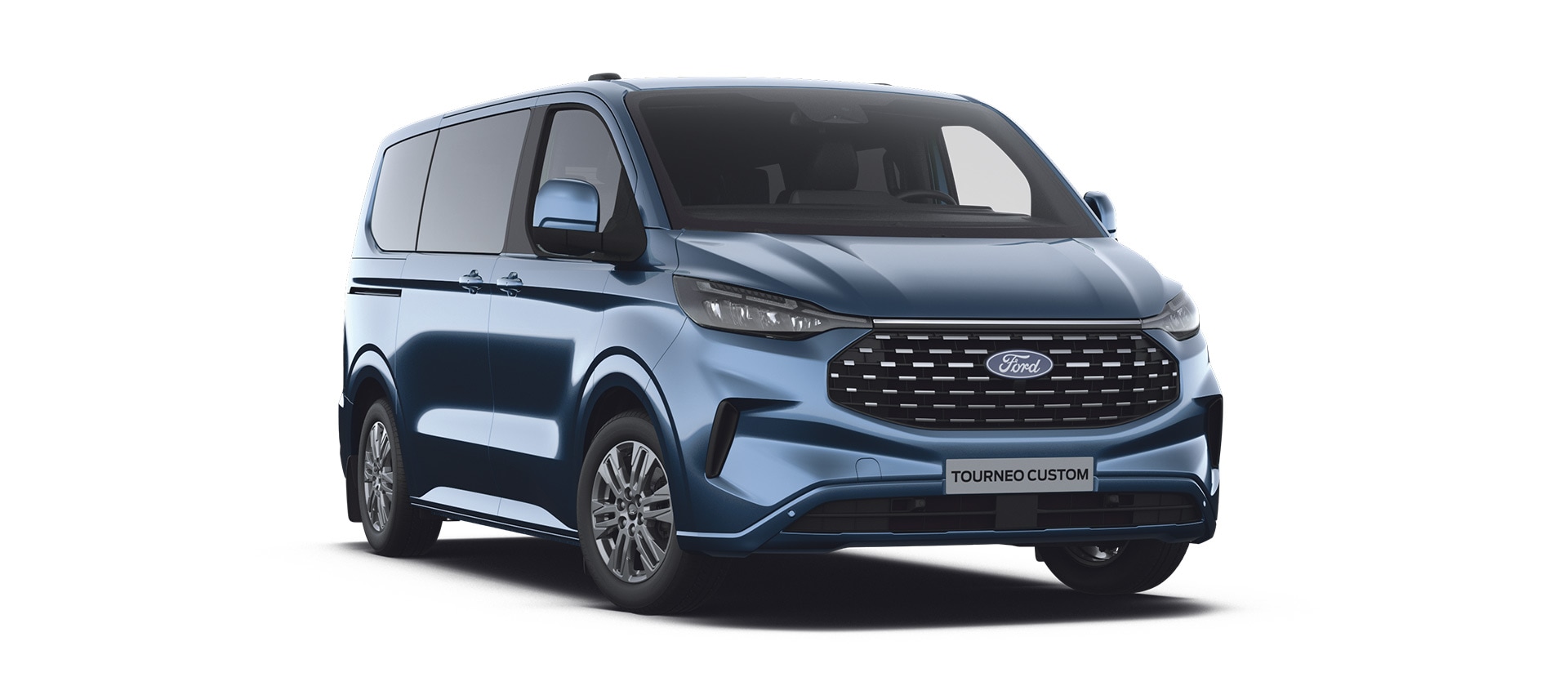 Blauer Ford E-Tourneo Custom Titanium Personen-Transporter, schraege Vorderansicht links.