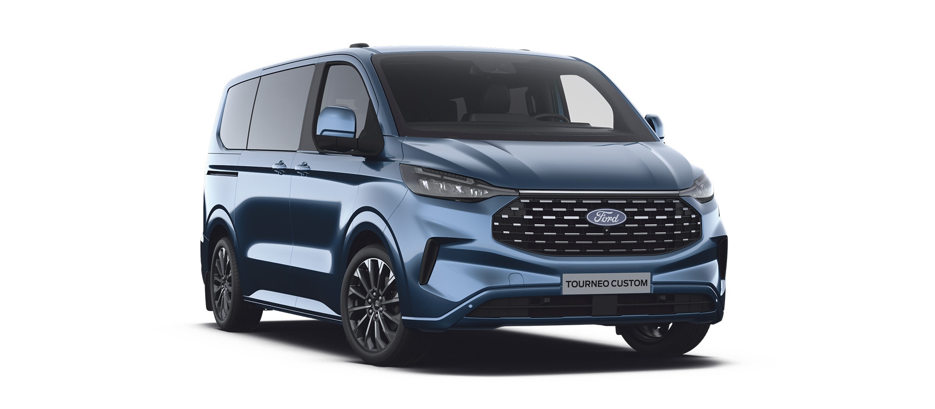 Blauer Ford E-Tourneo Custom Sport Personen-Transporter, schraege Vorderansicht links.