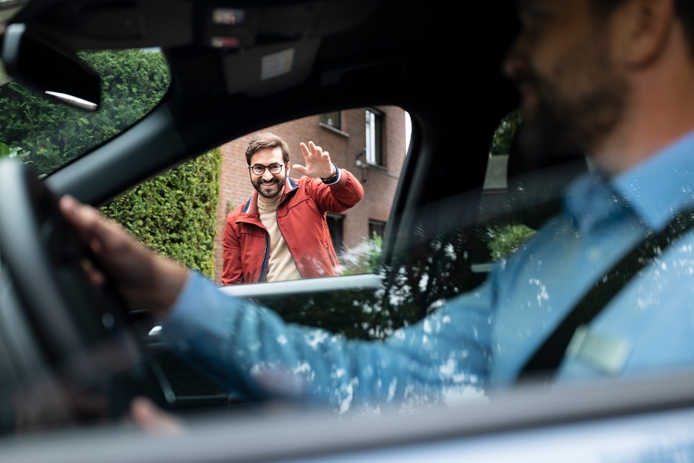 Maskierter Ford-Servicemitarbeiter, der das Fahrzeug ausliefert