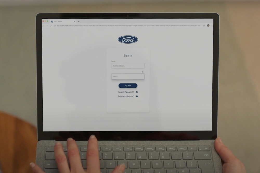 Computerbildschirm mit dem Anmeldeformular für das Ford-Konto