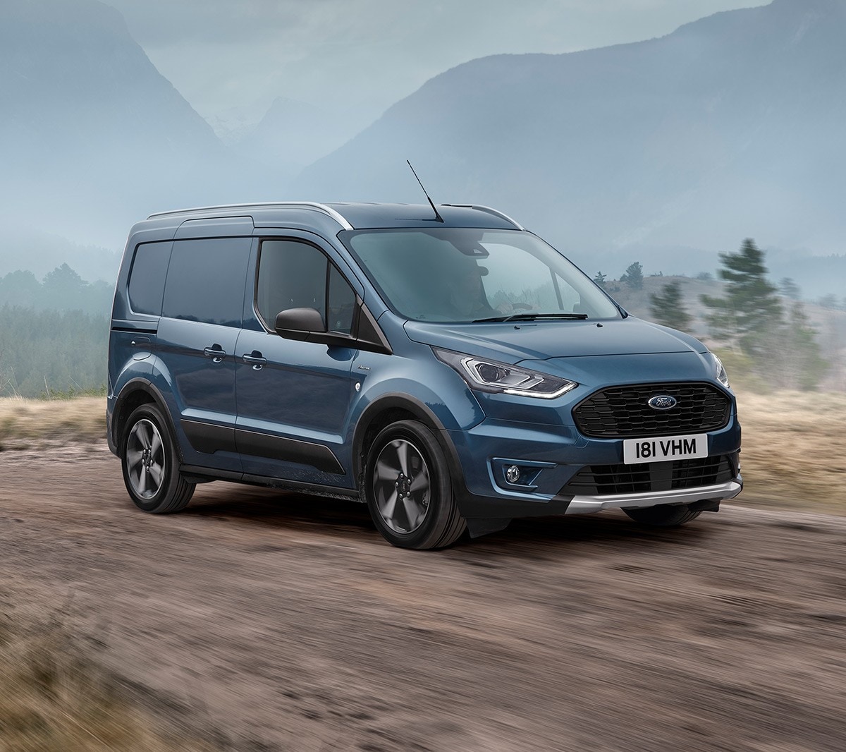 Ford Transit Connect Active Blau ¾-Seitenansicht fährt auf unbefestigter Gebirgsstraße