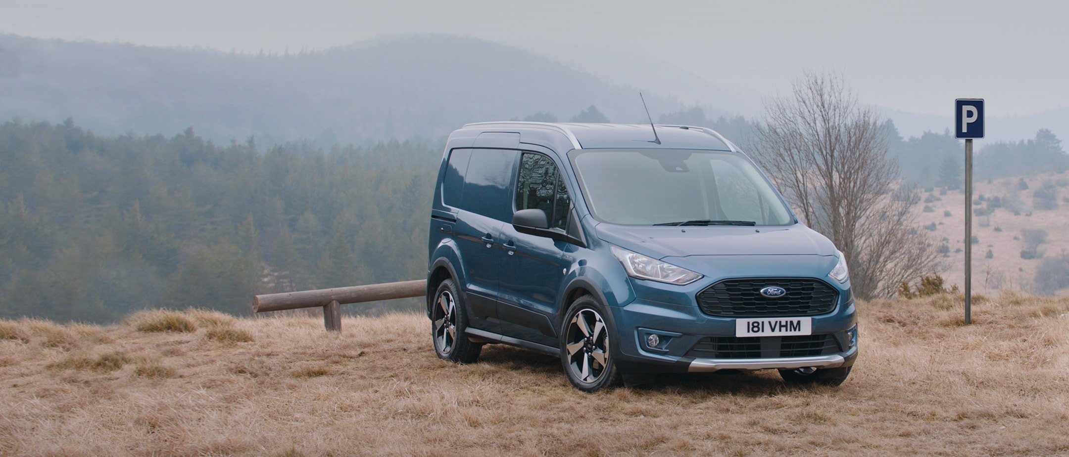 Ford Transit Connect Active Blau fährt durch kurvige Landschaft